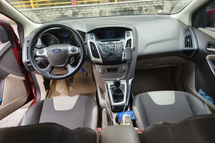 Used Ford Focus 2012 Sedan 1.6L Manual Fashion Edition Center Console