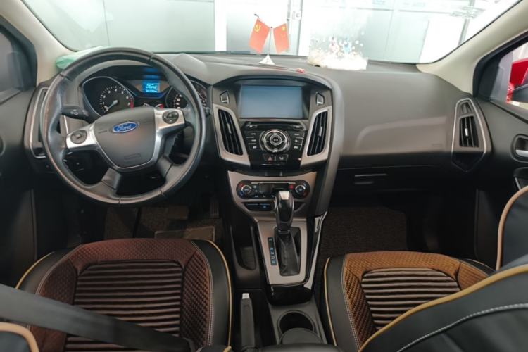 Used Ford Focus 2012 Hatchback 1.6L Automatic Fashion Edition Center Console