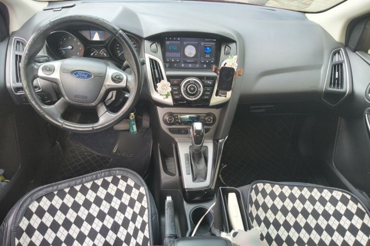 Used Ford Focus 2012 Hatchback 1.6L Automatic Fashion Edition Center Console