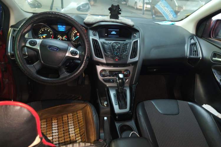 Used Ford Focus 2012 Sedan 1.6L Automatic Fashion Edition Center Console