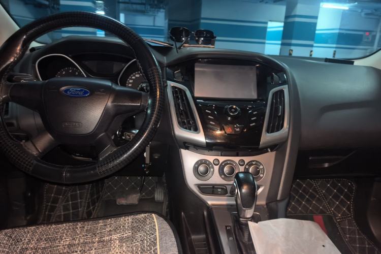 Used Ford Focus 2012 Hatchback 1.6L Automatic Comfort Model Center Console