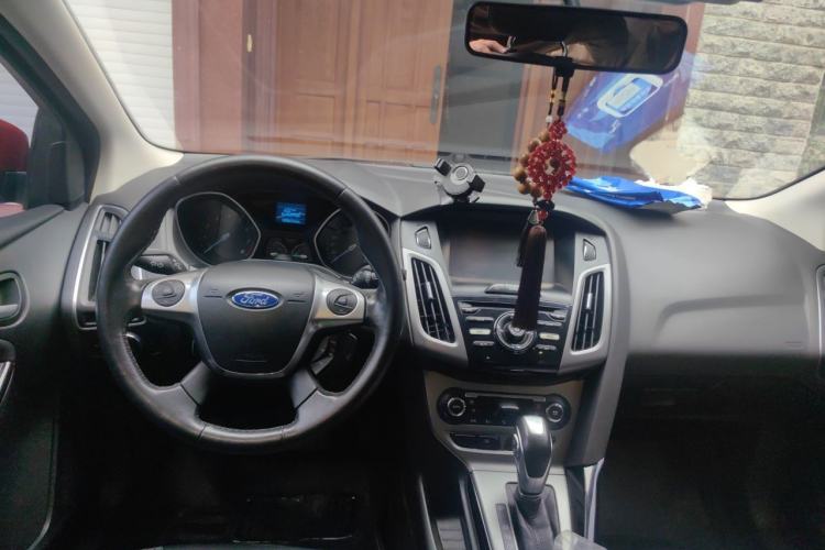 Used Ford Focus 2012 Hatchback 1.6L Automatic Fashion Edition Center Console