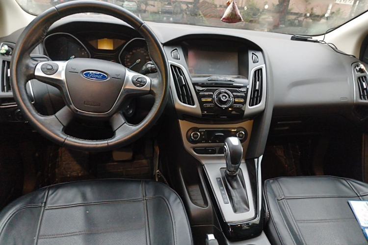 Used Ford Focus 2012 Sedan 1.6L Automatic Fashion Edition Center Console