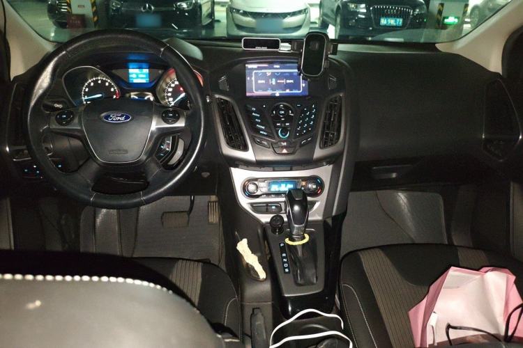 Used Ford Focus 2012 Hatchback 1.6L Automatic Fashion Edition Center Console