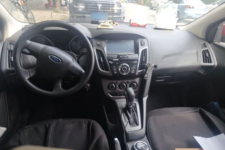 Used Ford Focus 2012 Hatchback 1.6L Automatic Fashion Edition Center Console