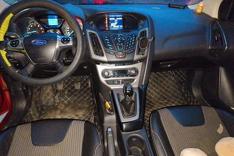 Used Ford Focus 2012 Sedan 1.6L Manual Fashion Edition Center Console