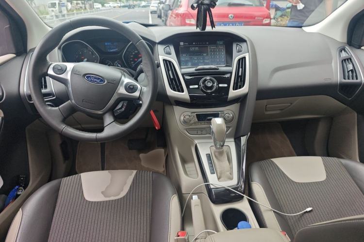 Used Ford Focus 2012 Hatchback 1.6L Automatic Fashion Edition Center Console