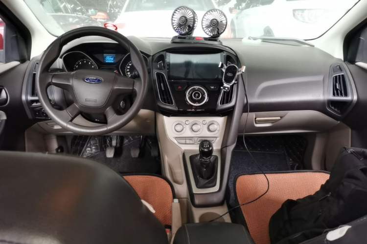 Used Ford Focus 2012 Sedan 1.6L Manual Comfort Model Center Console