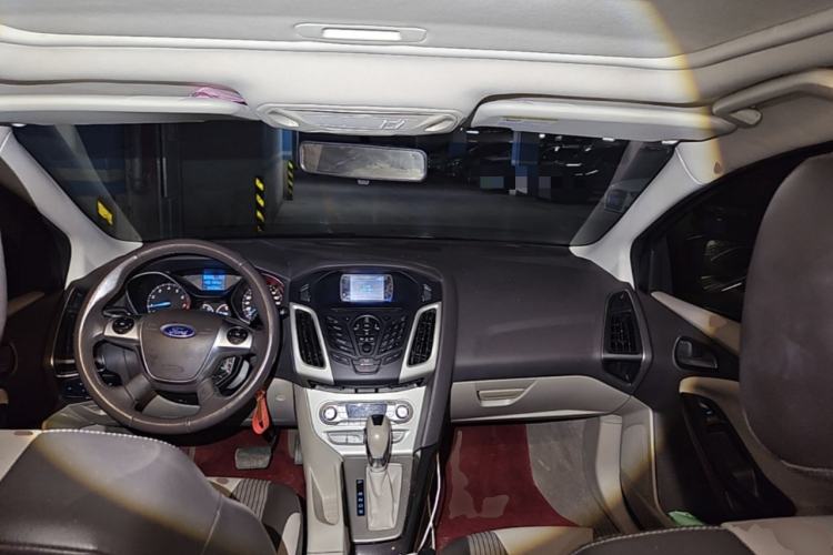 Used Ford Focus 2012 Hatchback 1.6L Automatic Fashion Edition Center Console