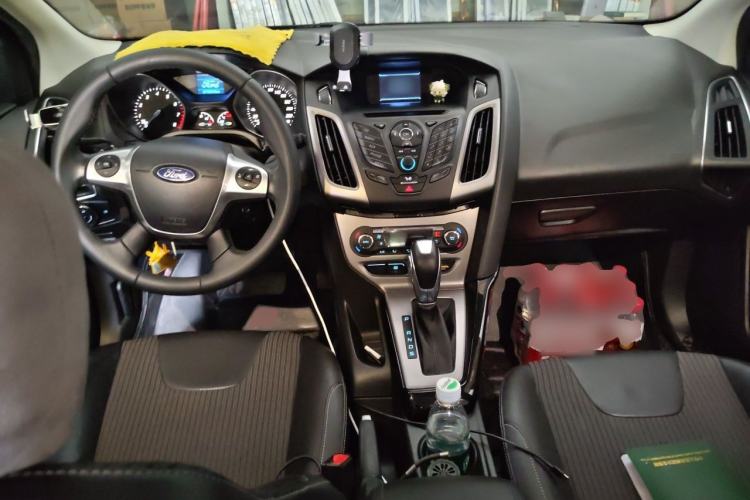 Used Ford Focus 2012 Hatchback 1.6L Automatic Fashion Edition Center Console