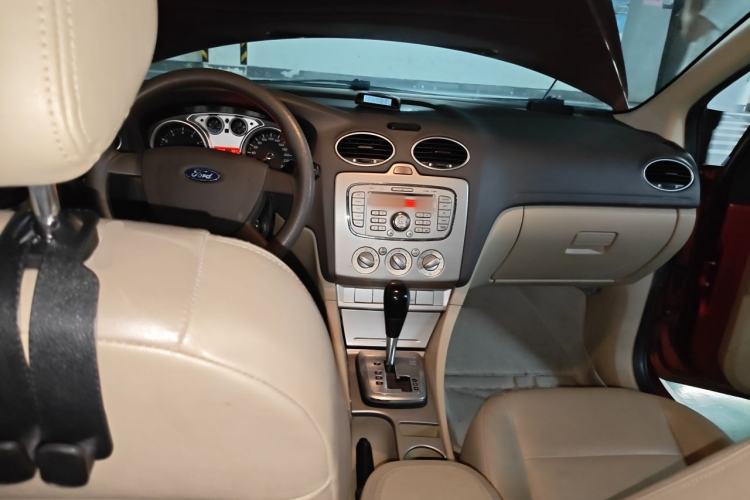Used Ford Focus 2012 Sedan Classic 1.8L Automatic Fashion Edition Center Console