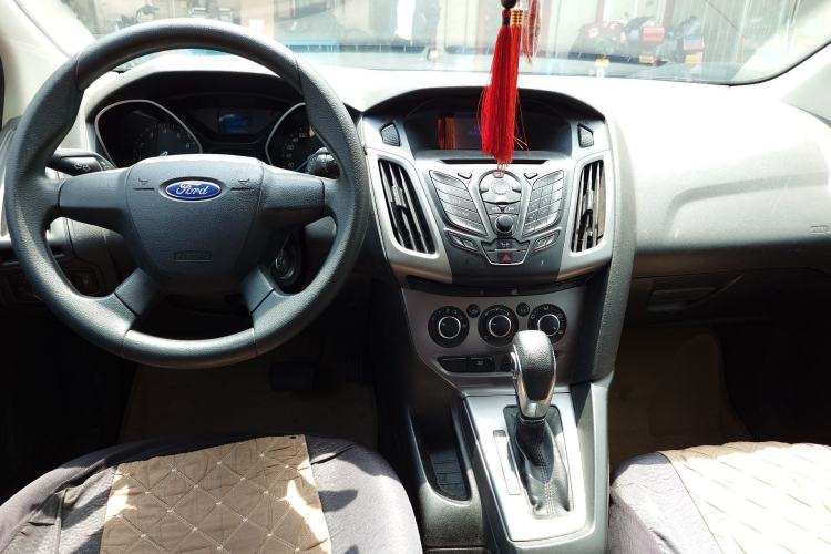 Used Ford Focus 2012 Hatchback 1.6L Automatic Fashion Edition Center Console