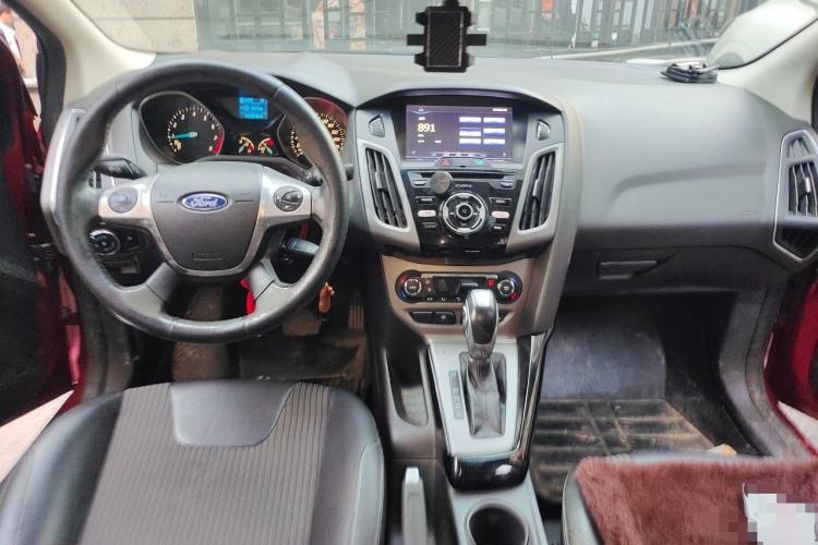 Used Ford Focus 2012 Sedan 1.6L Automatic Fashion Edition Center Console