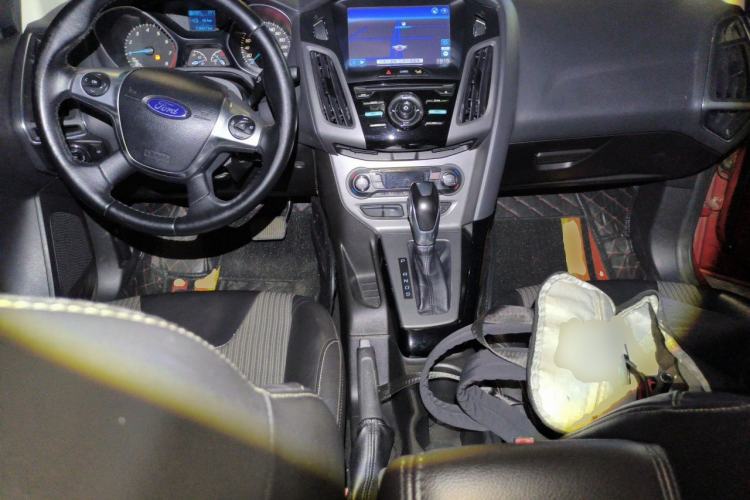 Used Ford Focus 2012 Sedan 1.6L Automatic Fashion Edition Center Console