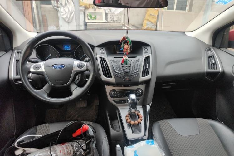 Used Ford Focus 2012 Hatchback 1.6L Automatic Fashion Edition Center Console