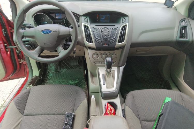Used Ford Focus 2012 Sedan 1.6L Automatic Comfort Model Center Console