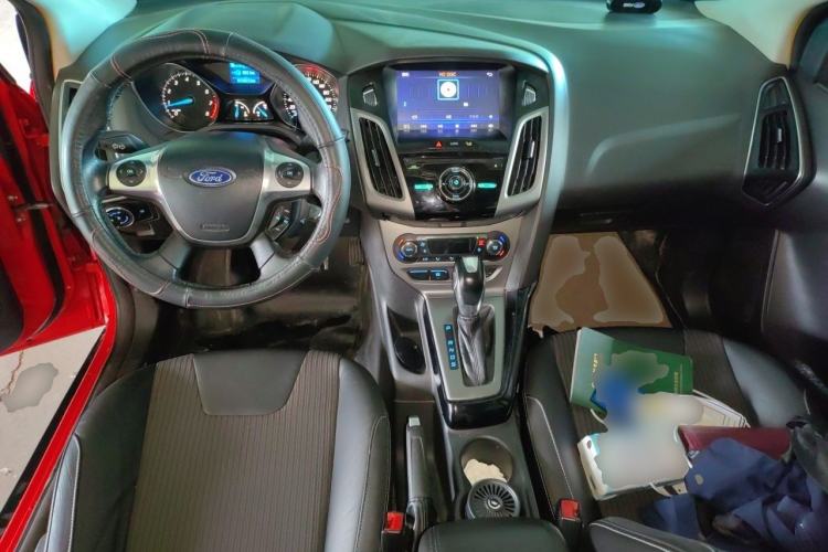 Used Ford Focus 2012 Hatchback 1.6L Automatic Fashion Edition Center Console