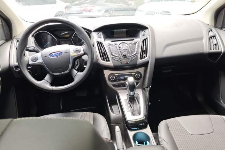 Used Ford Focus 2012 Sedan 1.6L Automatic Fashion Edition Center Console