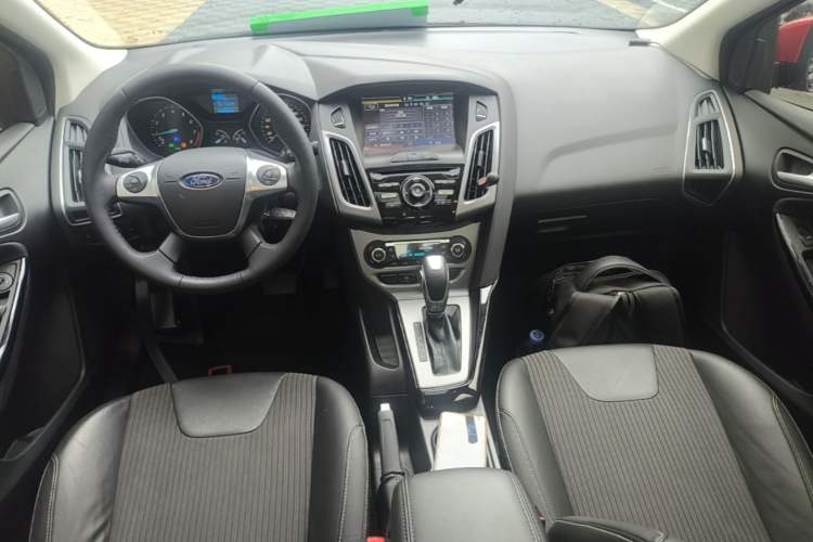 Used Ford Focus 2012 Sedan 1.6L Automatic Fashion Edition Center Console
