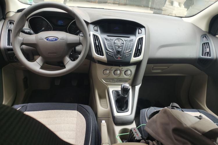 Used Ford Focus 2012 Sedan 1.6L Manual Comfort Model Center Console