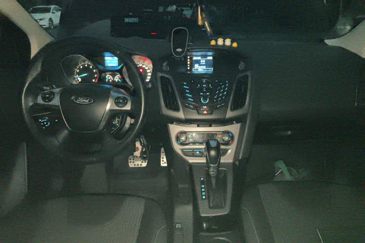 Used Ford Focus 2012 Hatchback 1.6L Automatic Fashion Edition Center Console