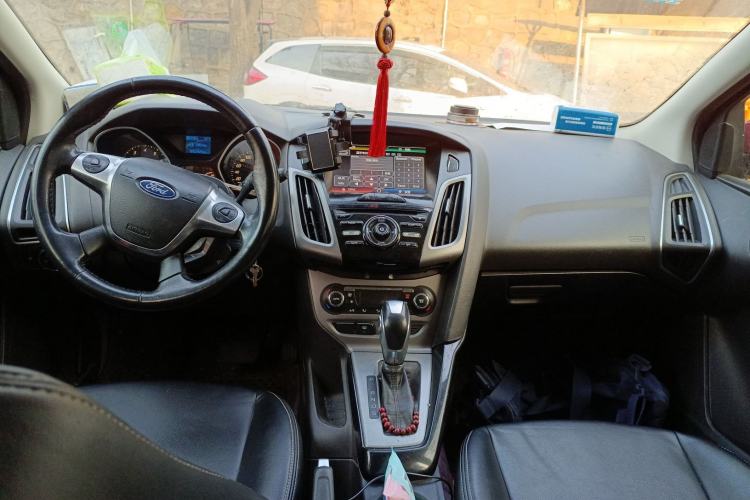 Used Ford Focus 2012 Hatchback 1.6L Automatic Fashion Edition Center Console
