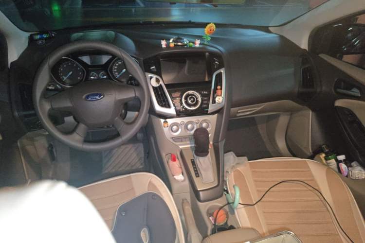 Used Ford Focus 2012 Sedan 1.6L Automatic Comfort Model Center Console