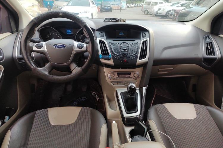 Used Ford Focus 2012 Sedan 1.6L Manual Fashion Edition Center Console
