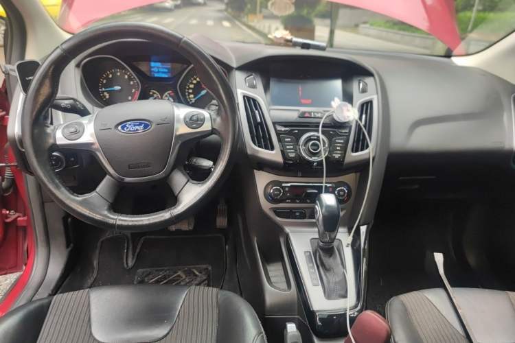 Used Ford Focus 2012 Sedan 1.6L Automatic Fashion Edition Center Console