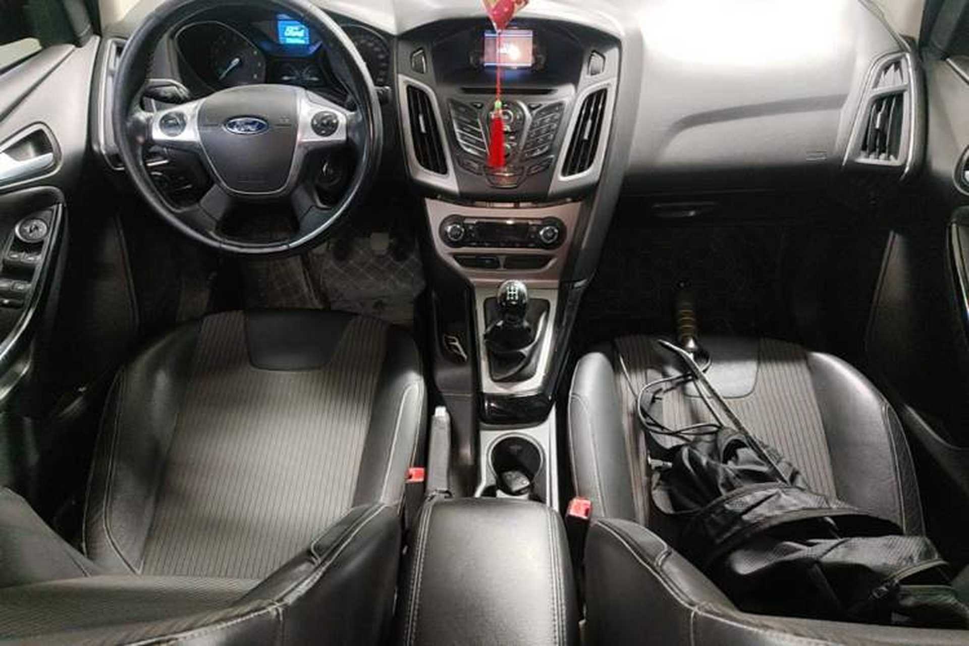 Used Ford Focus 2012 Sedan 1.6L Manual Fashion Edition Center Console
