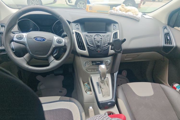 Used Ford Focus 2012 Hatchback 1.6L Automatic Fashion Edition Center Console