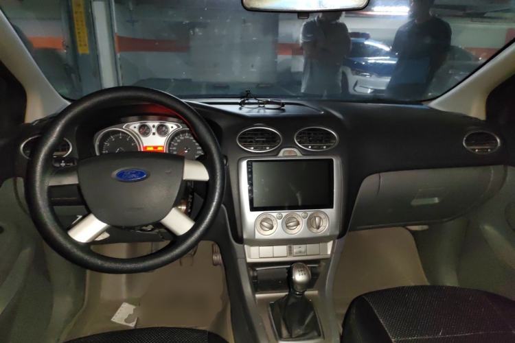 Used Ford Focus 2012 Hatchback Classic 1.8L Manual Base Model Center Console