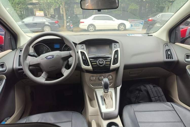 Used Ford Focus 2012 Sedan 1.6L Automatic Comfort Model Center Console