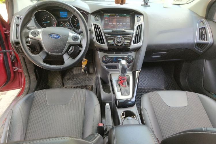 Used Ford Focus 2012 Hatchback 1.6L Automatic Fashion Edition Center Console