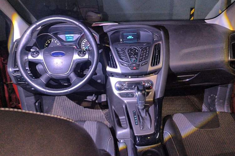 Used Ford Focus 2012 Sedan 1.6L Automatic Fashion Edition Center Console