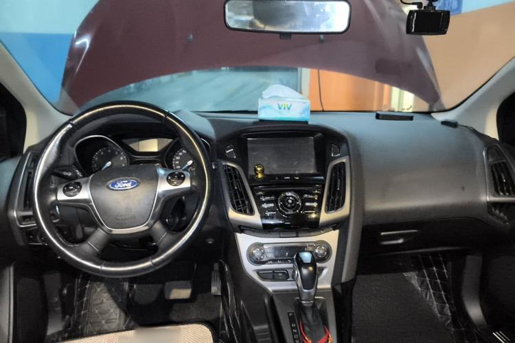 Used Ford Focus 2012 Hatchback 1.6L Automatic Fashion Edition Center Console