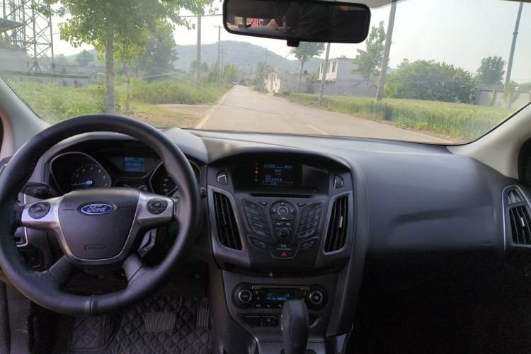 Used Ford Focus 2012 Hatchback 1.6L Automatic Fashion Edition Center Console