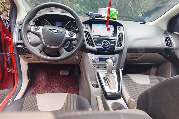 Used Ford Focus 2012 Hatchback 1.6L Automatic Fashion Edition Center Console