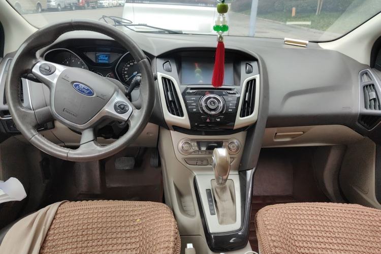 Used Ford Focus 2012 Hatchback 1.6L Automatic Fashion Edition Center Console