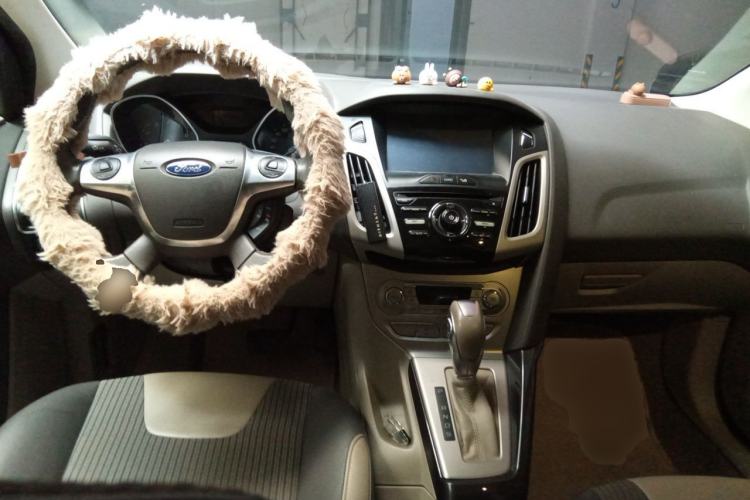Used Ford Focus 2012 Hatchback 1.6L Automatic Fashion Edition Center Console