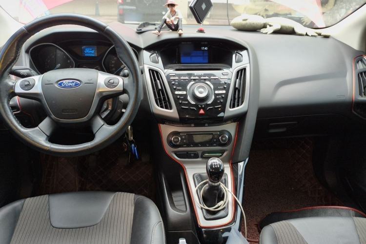 Used Ford Focus 2012 Sedan 1.6L Manual Fashion Edition Center Console