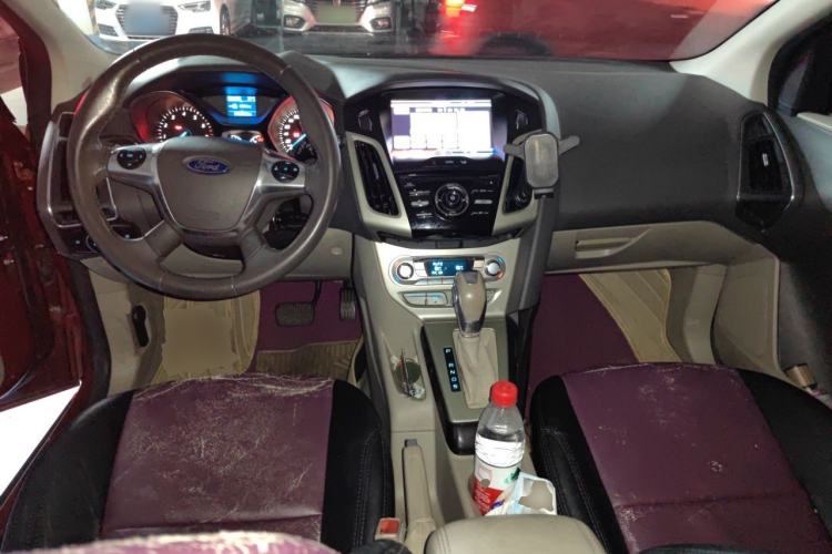 Used Ford Focus 2012 Hatchback 1.6L Automatic Fashion Edition Center Console