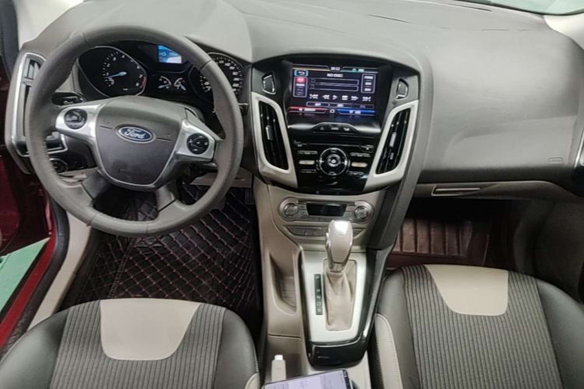 Used Ford Focus 2012 Sedan 1.6L Automatic Fashion Edition Center Console