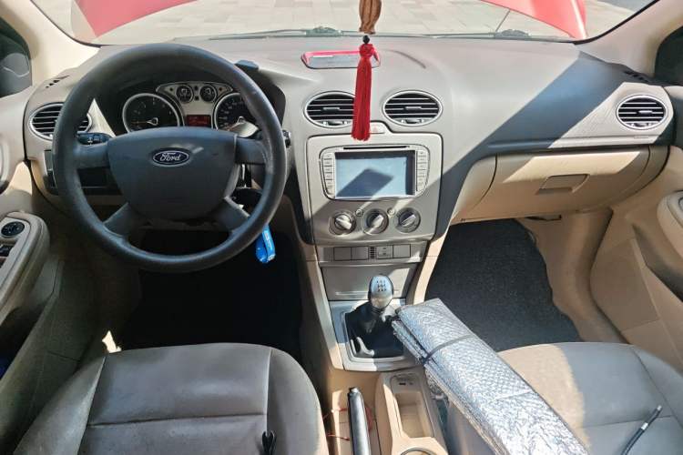 Used Ford Focus 2012 Sedan Classic 1.8L Manual Base Model Center Console