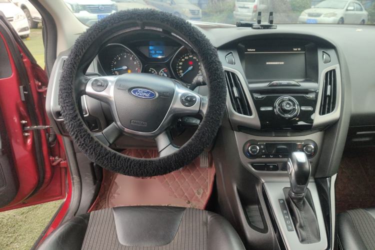 Used Ford Focus 2012 Hatchback 1.6L Automatic Fashion Edition Center Console