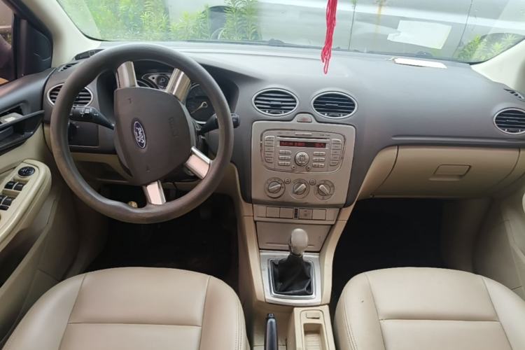 Used Ford Focus 2012 Sedan Classic 1.8L Manual Base Model Center Console