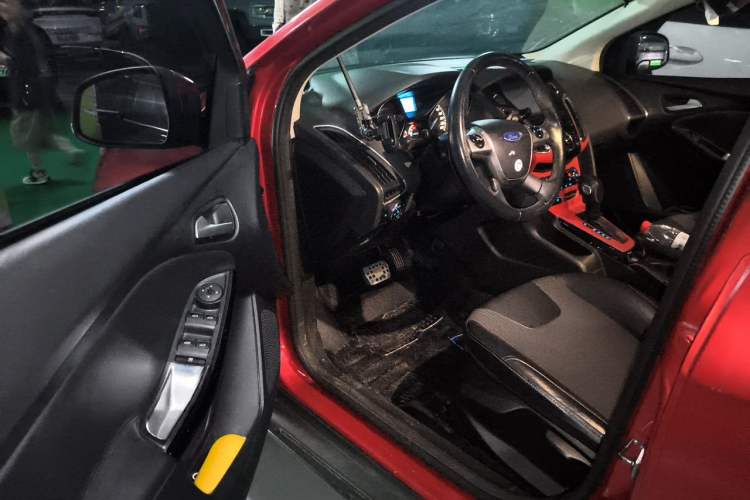 Used Ford Focus 2012 Hatchback 1.6L Automatic Fashion Edition Driver Seat