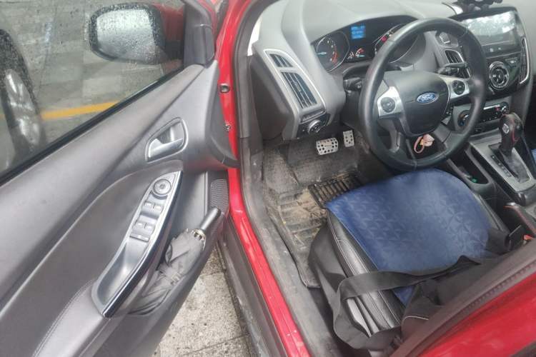 Used Ford Focus 2012 Hatchback 1.6L Automatic Fashion Edition Driver Seat