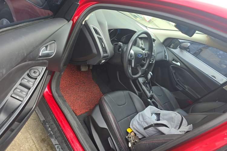 Used Ford Focus 2012 Sedan 1.6L Automatic Fashion Edition Driver Seat