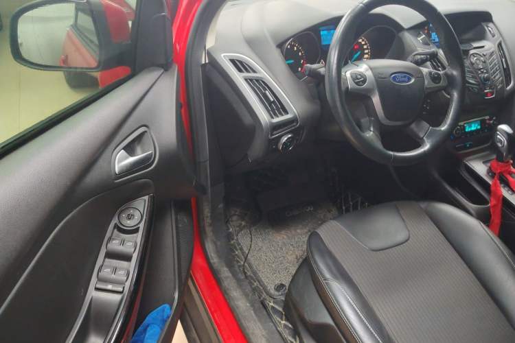 Used Ford Focus 2012 Hatchback 1.6L Automatic Fashion Edition Driver Seat
